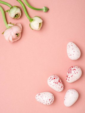 Bahar çiçekleri ve Paskalya yumurtaları.