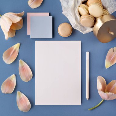 Boş kartı ile şık çalışma alanı.