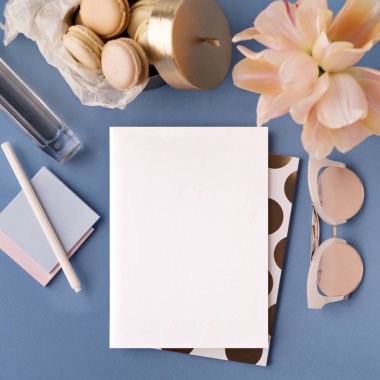 Blogger ev ofis masası düz yatıyordu.