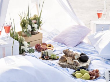 Deniz kıyısında yaz pikniği.