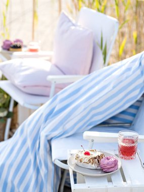 Bir deniz kıyısında glamorous kamp.