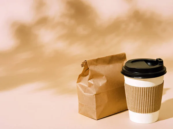 Café da manhã para ir na manhã de verão . — Fotografia de Stock