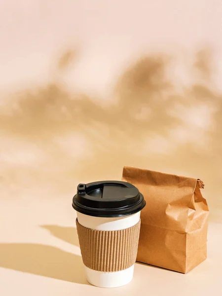 Café da manhã para ir na manhã de verão . — Fotografia de Stock