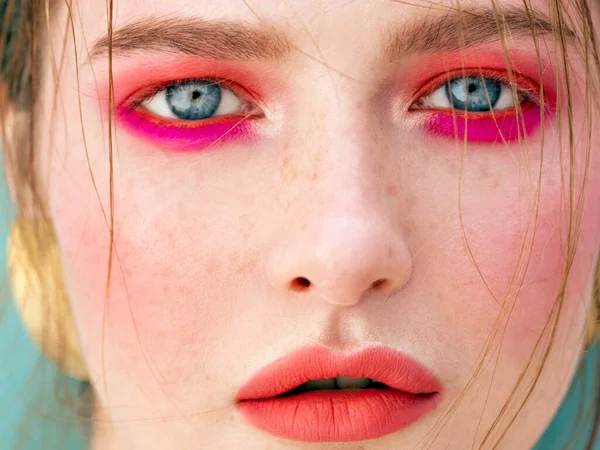 Portrait of glamour girl with bright makeup. — Stock Photo, Image