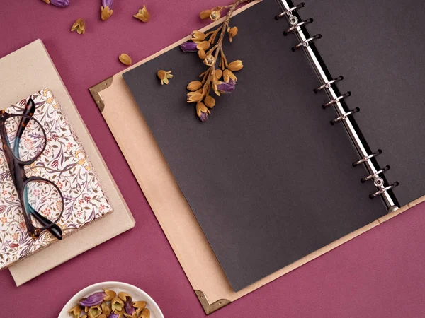 Eski moda siyah kağıt defterini temizle.