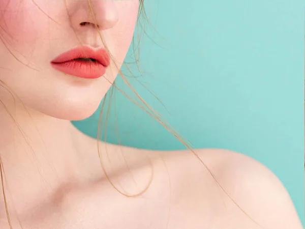 Labios rellenos femeninos y hombro delicado. — Foto de Stock