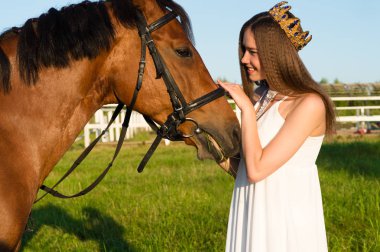 bir taç okşa at ile güzel kız 