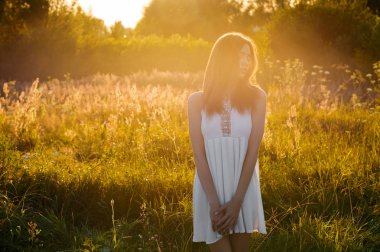 güzel genç kız akşamları açık havada yürüyüş 