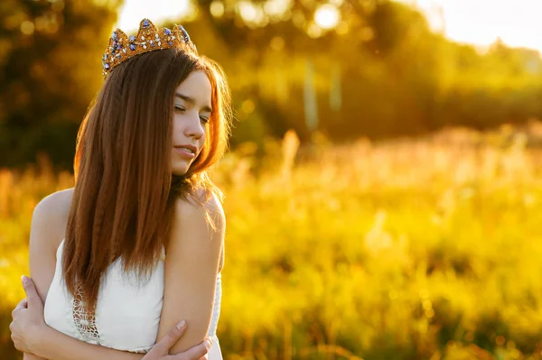 Chica Encantadora Con Una Corona Aire Libre — Foto de Stock