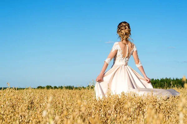 Beautiful Girl Beige Dress Field Rye Back View — Stock Photo, Image