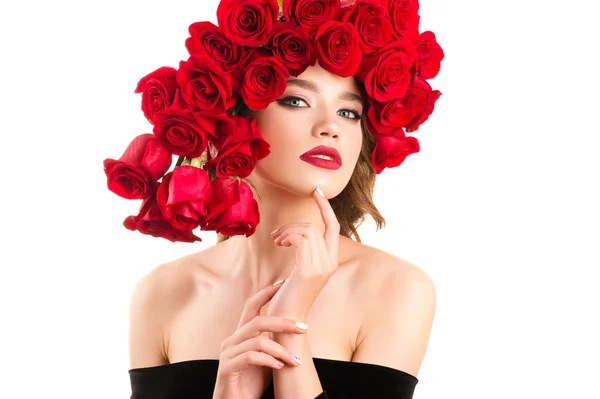 赤いバラのファッショナブルな髪型を持つ魅力的な若い女の子 — ストック写真