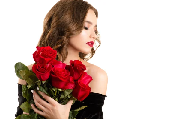 迷人的小女孩与花束红色玫瑰 — 图库照片