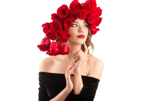 赤いバラの豪華な髪型と魅力的な女の子 — ストック写真