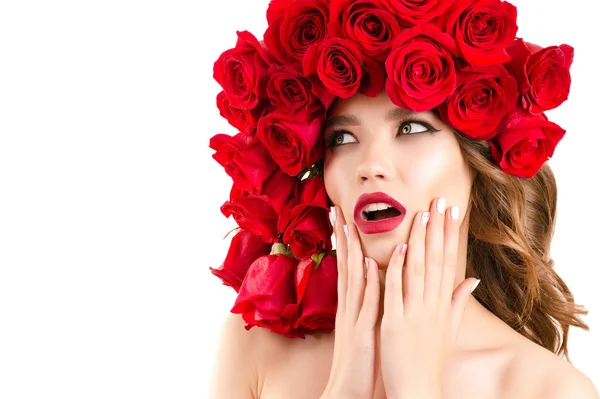 Schönes Mädchen Mit Rosen Auf Dem Kopf Sieht Überrascht Aus — Stockfoto