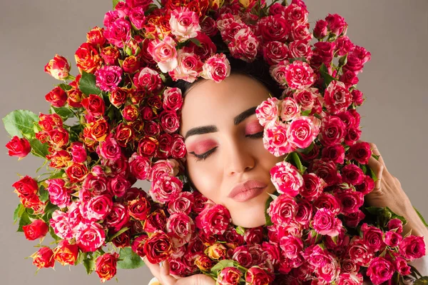 Ritratto Affascinante Donna Trucco Viso Con Rose Rosse Fiore — Foto Stock