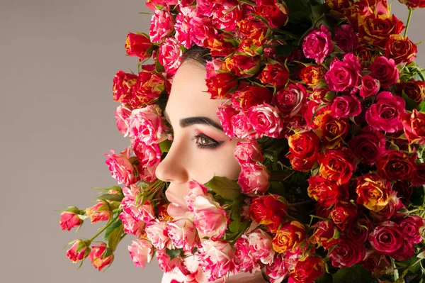 Bellezza Profilo Trucco Viso Donna Con Rose Primo Piano — Foto Stock