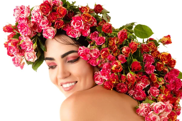 Belle Femme Souriante Avec Maquillage Lumineux Des Roses Sur Tête — Photo