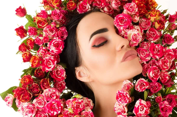Великолепная Женщина Макияж Лицо Красными Розами Цветок Крупным Планом — стоковое фото
