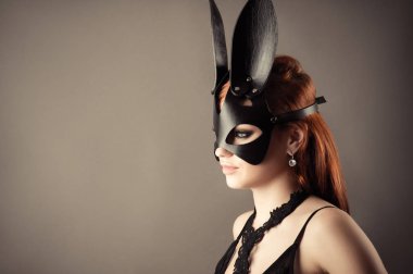bdsm bunny maskeli sevimli Kızıl saçlı kadın 