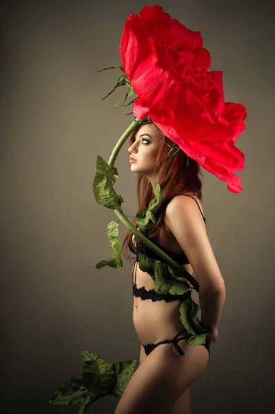 Mulher Atraente Com Moda Rosa Flor — Fotografia de Stock