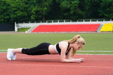 çekici sarışın kadının bir egzersiz kayış yapması 