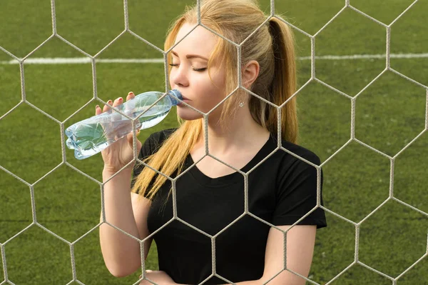 Wanita Cantik Minum Air Dari Botol — Stok Foto