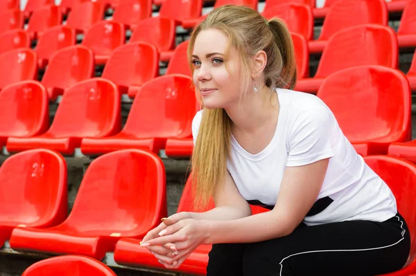 Bella Donna Cheerleader Seduta Sul Podio Dello Stadio — Foto Stock