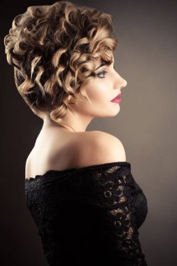 sarışın kadınla lüks güzel elebaşı bukleler 