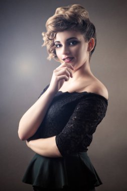 retro tarzı sedutive güzel sarışın kadın