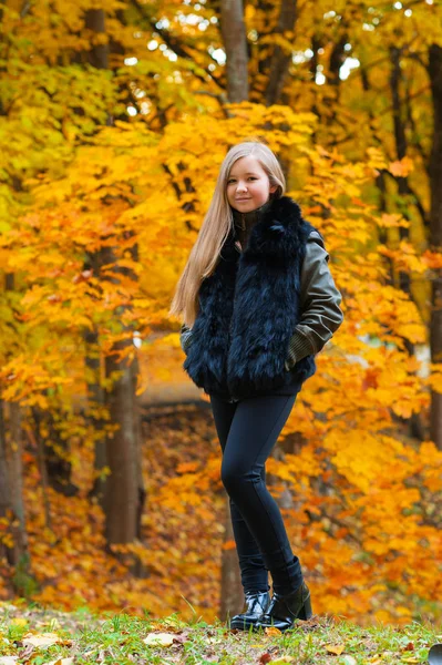 Ελκυστική Νεαρή Κοπέλα Περπάτημα Στο Πάρκο Φθινόπωρο — Φωτογραφία Αρχείου
