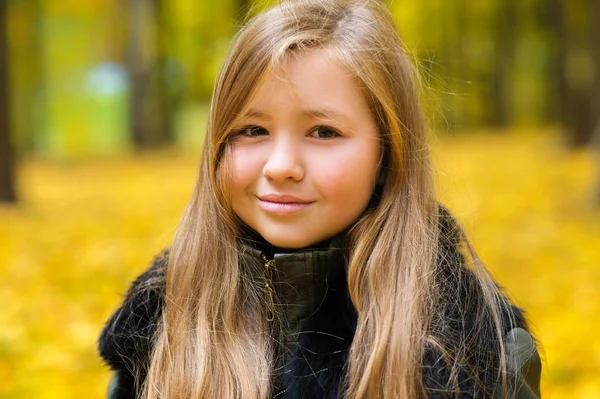 Rosto Sorridente Jovem Menina Outono Retrato — Fotografia de Stock