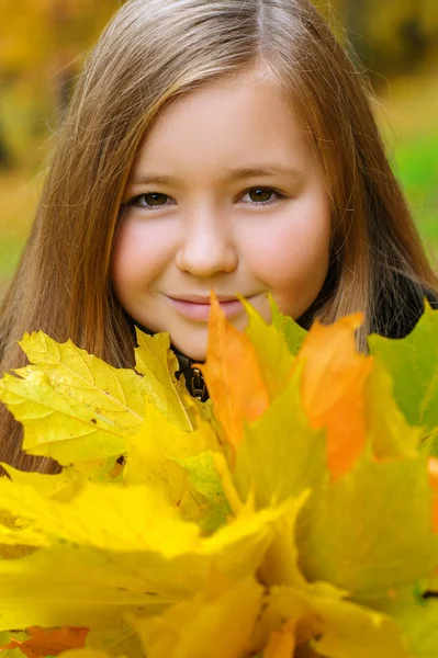 美丽的女孩与秋天叶子户外 — 图库照片