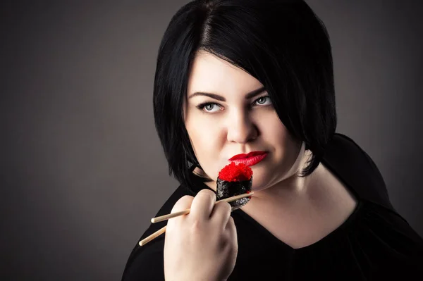 Faccia Affamata Donna Grassa Con Sushi Panini — Foto Stock