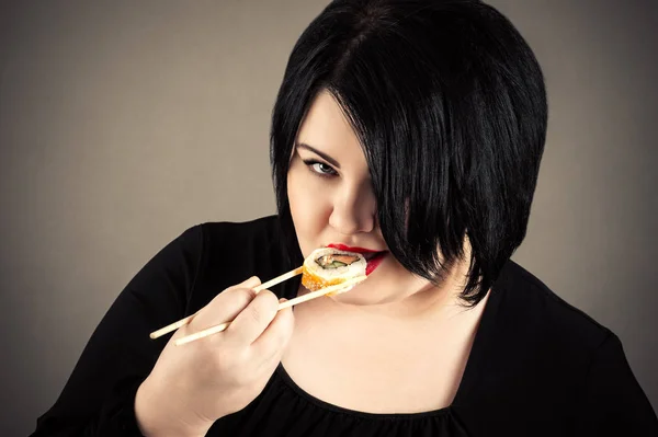 Mulher Gorda Comer Sushi Rolos — Fotografia de Stock