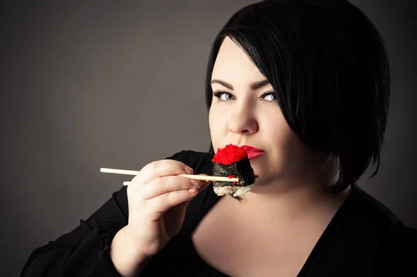 Hermosa Cara Mujer Gorda Con Sushi Rollos — Foto de Stock