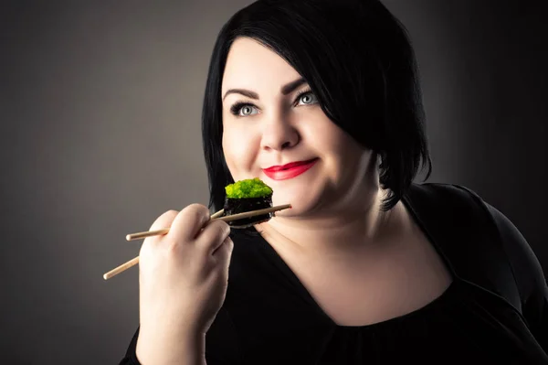 Faccia Felice Donna Grassa Con Rotoli Sushi Mano — Foto Stock