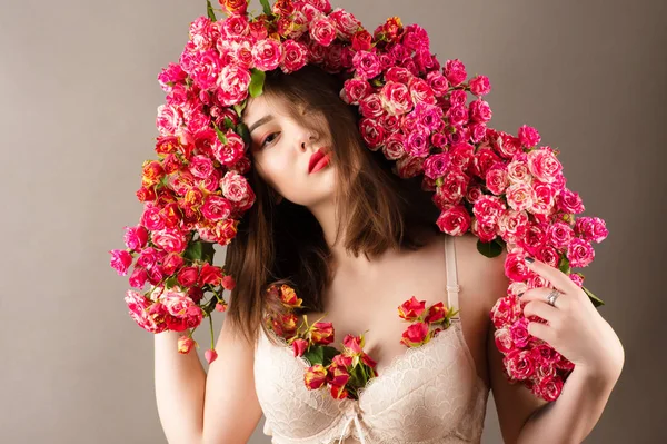 Belle Coréenne Femme Avec Coiffure Roses Sur Tête — Photo
