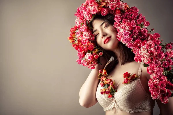 Femme Coréenne Souriante Avec Des Roses Coiffure Sur Tête — Photo