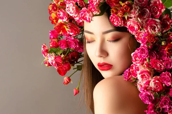 Mulher Coreana Com Maquiagem Brilhante Rosas Cabeça Close — Fotografia de Stock