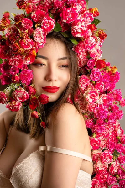 性感的微笑的韩国女孩在胸罩与玫瑰在头上 — 图库照片