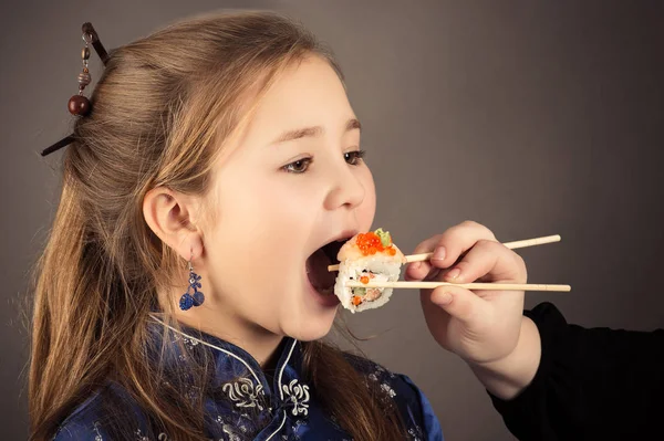Μικρό Γοητευτικό Κορίτσι Τρώει Ρολό — Φωτογραφία Αρχείου