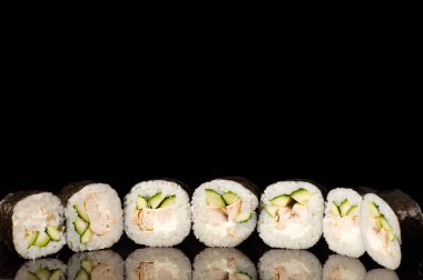 siyah arka plan üzerine izole yansıması yedi lezzetli suşi rulo 