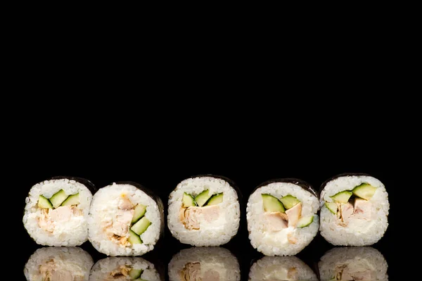 反射で 新鮮な寿司ロールします — ストック写真