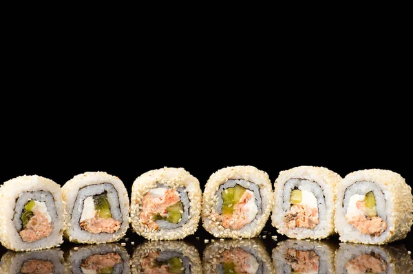 黒の背景に分離された反射で六つの寿司ロール — ストック写真