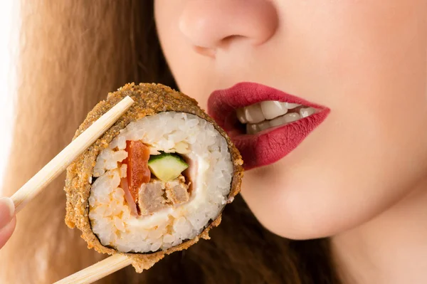 Atrakcyjny Dziewczynka Jedzenie Sushi Roll Usta Zbliżenie — Zdjęcie stockowe