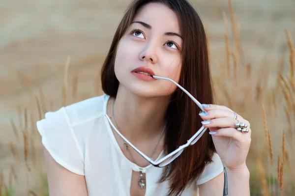 Hermosa Mujer Coreana Preguntándose — Foto de Stock