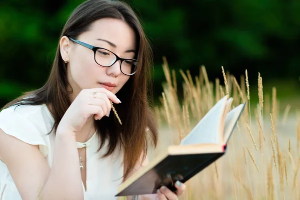 Beautiful Korean Girl Reading Book Outdoors — Stock Photo, Image