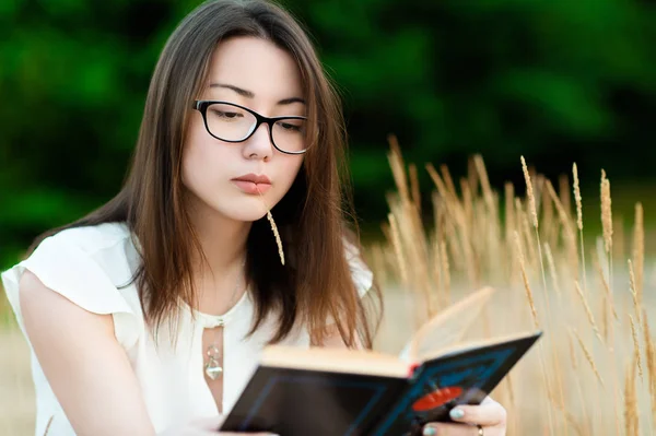 Портрет Красивая Корейская Девушка Чтение Книги — стоковое фото
