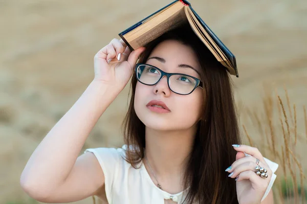 Привлекательная Корейская Девушка Очках Покрывает Голову Книгой — стоковое фото