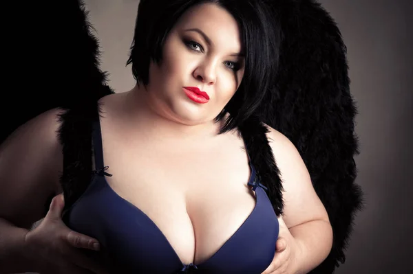 Sexy Tlustá Žena Velkými Prsy Podprsence Černými Křídly — Stock fotografie